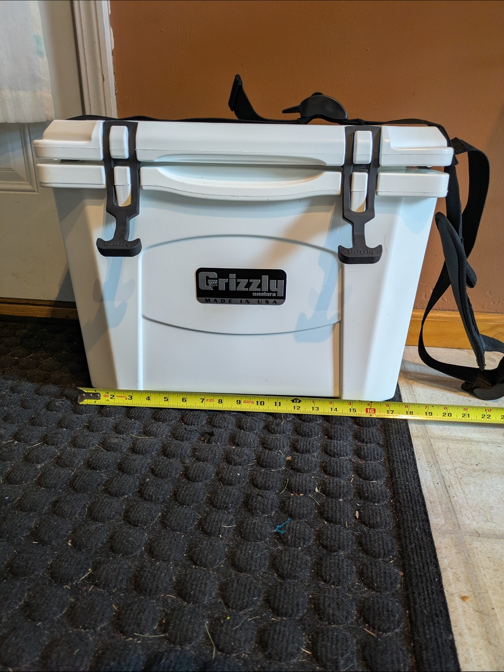 Grizzly White Hard Cooler with Black Straps